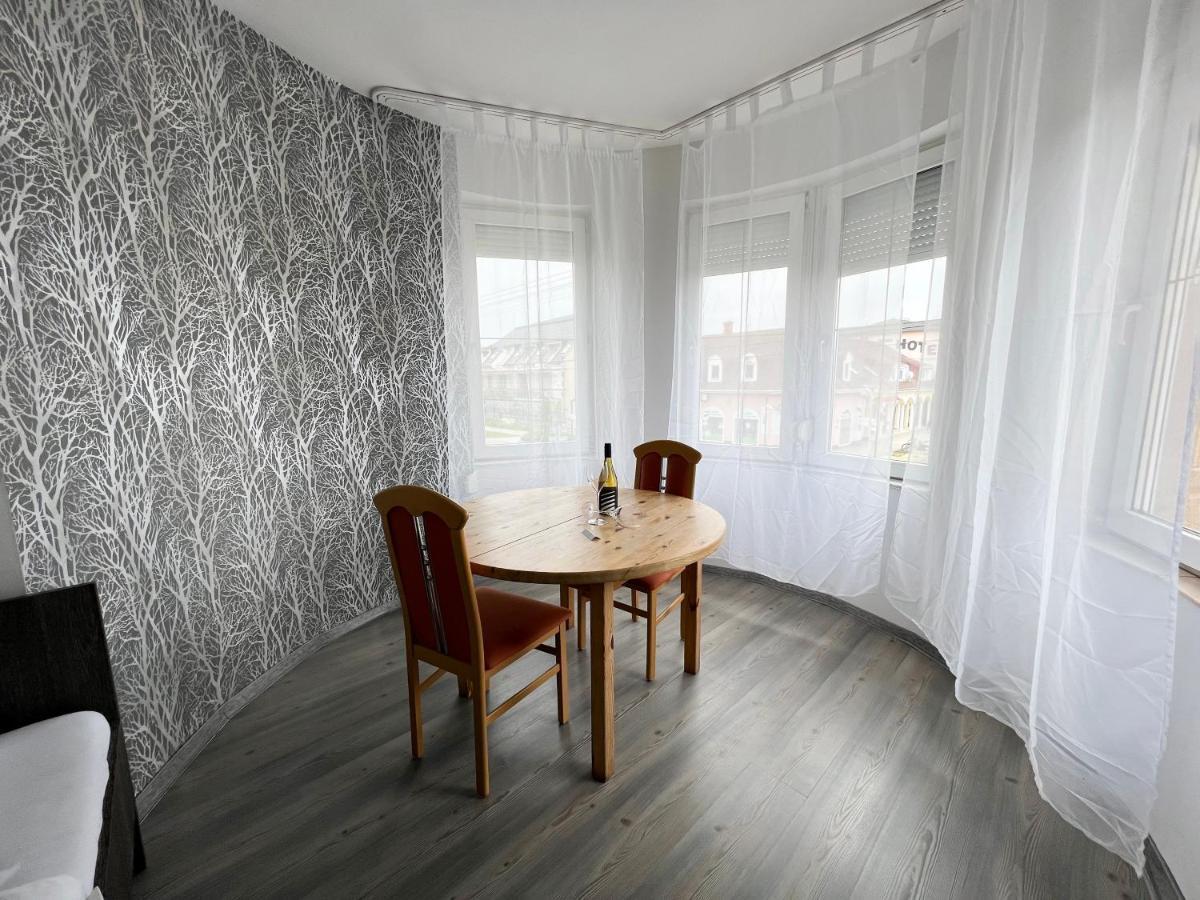 Wolf Panzio Hotel Sarvar Bagian luar foto
